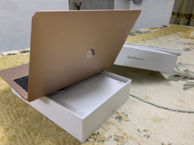 Macbook air 2018 ,128gb ram 8gb hàng chính hãnh tại tgdd máy like new 99% fullbox nguyên hộp,bảo hành 10tháng chính hãng