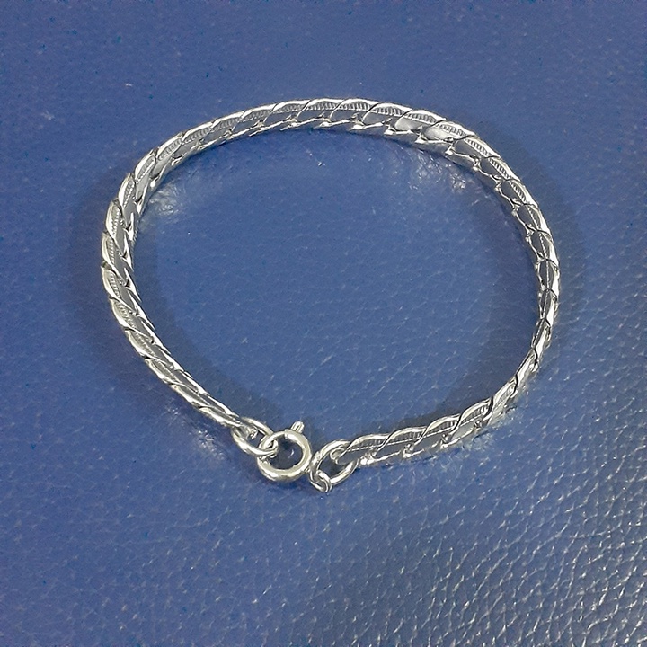 Lắc tay kiểu lặc 9mm chạm khít 2 bên khóa tròn sáng đẹp, không đen, đem lại đẳng cấp cho người đeo