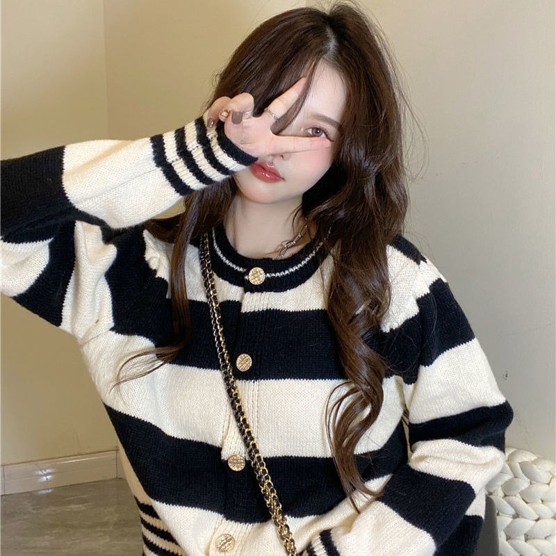 Áo khoác Cardigan dệt kim tay dài cổ tròn họa tiết kẻ sọc trắng đen tương phản thời trang thu đông cho nữ
