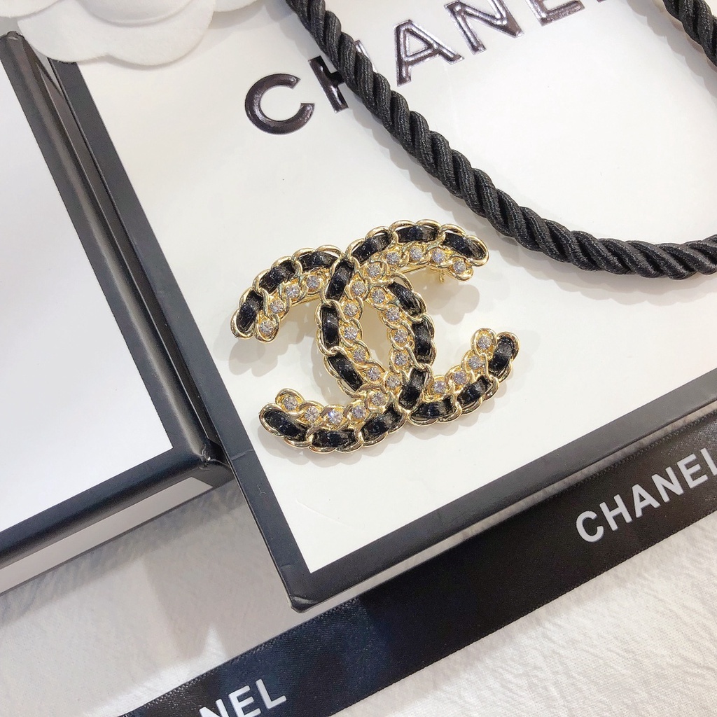 Ghim cài áo hình logo đính đá giả thời trang