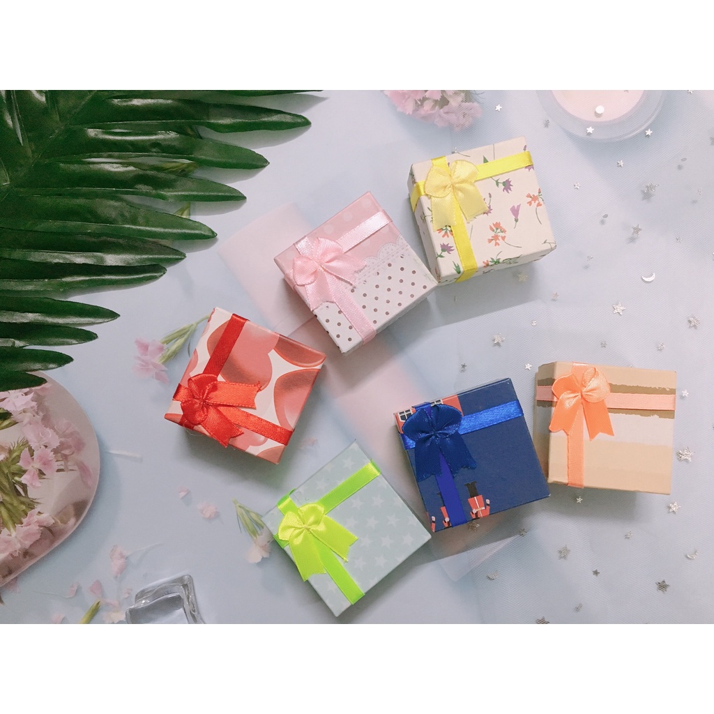 Hộp quà mini kèm nơ nhỏ xinh dễ thương làm quà tặng, sinh nhật, giáng sinh 5x5x3 (mẫu ngẫu nhiên)