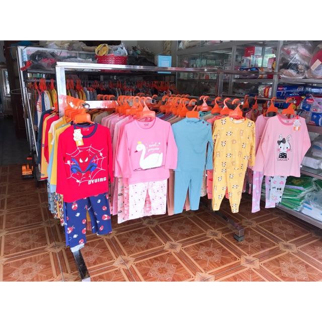 Bộ nhung gấu quảng châu + giày thể thao đen quai dán