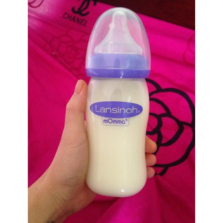 Bình sữa và núm Lansinoh 160-240ml cho bé.