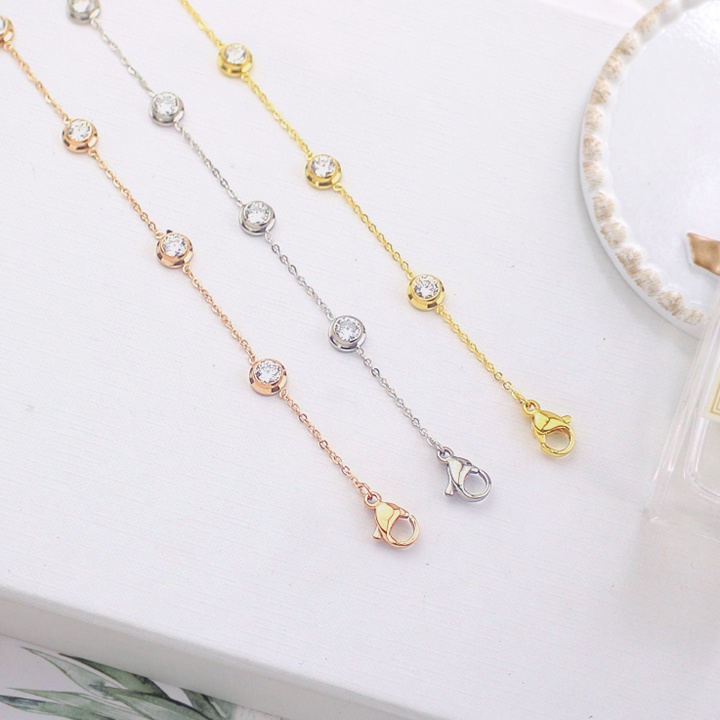 Lắc tay nữ titan cao cấp 5 viên đá tròn vô cùng xinh xắn tạo nên điểm nhấn và vẻ đẹp xinh xắn cho đôi tay của bạn