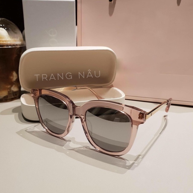 Kính thời trang đi biển