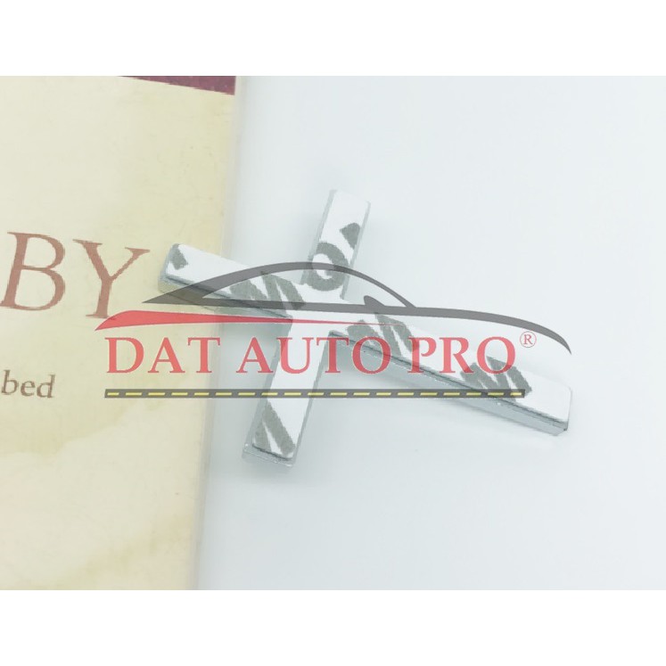 Tem logo kim loại nổi 3D Thánh Giá trang trí xe oto màu trắng.