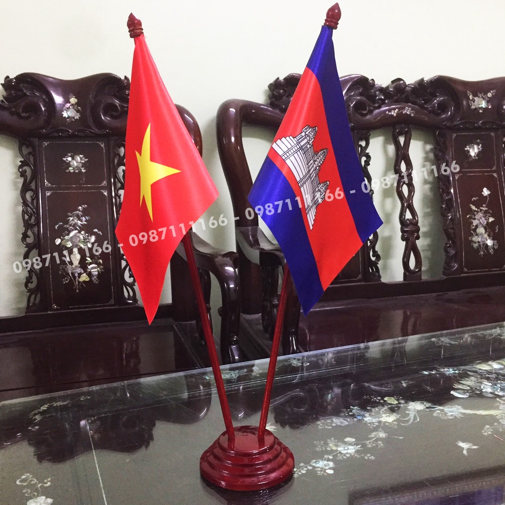 Cờ Để Bàn Đế gỗ Cắm 2 cờ  Việt Nam - Campuchia In Kỹ Thuật Số