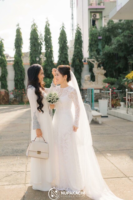 Đầm cưới ren tay dài