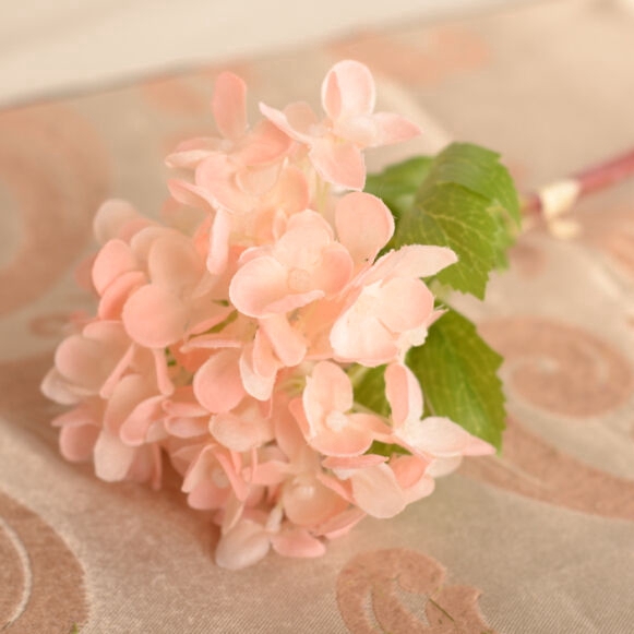 Hoa cẩm tú cầu giả dùng để trang trí không gian nhà cửa
