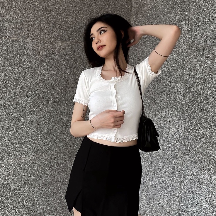 Áo cúc dọc viền ren áo croptop ôm sát - Chicbae21