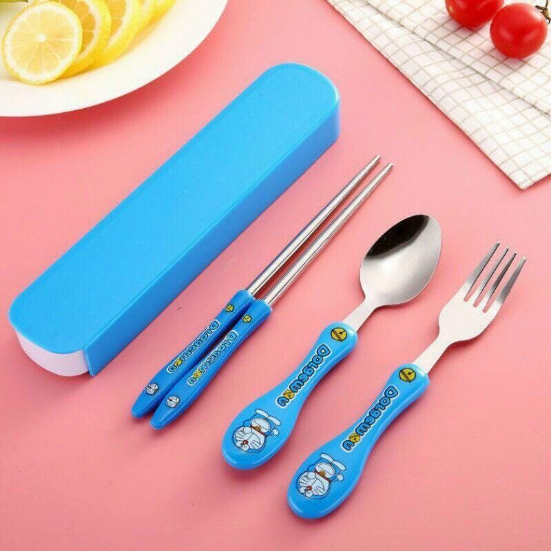 Set muỗng đũa nĩa inox HOẠT HÌNH 4 màu có hộp đựng cho bé