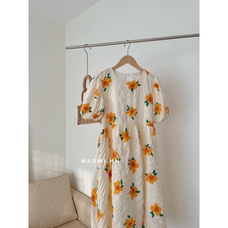 Váy babydoll dáng dài hoa vàng 2 lớp chất xốp bồng bềnh có dây buộc eo. Đầm dáng dài tay bồng babydoll hoa vàng