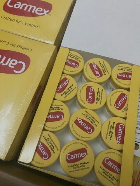 SON DƯỠNG CARMEX HŨ CLASSIC LIP BALM MEDICATED