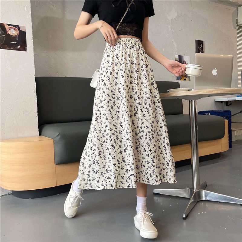 Váy lưng cao họa tiết hoa theo phong cách retro Hàn Quốc