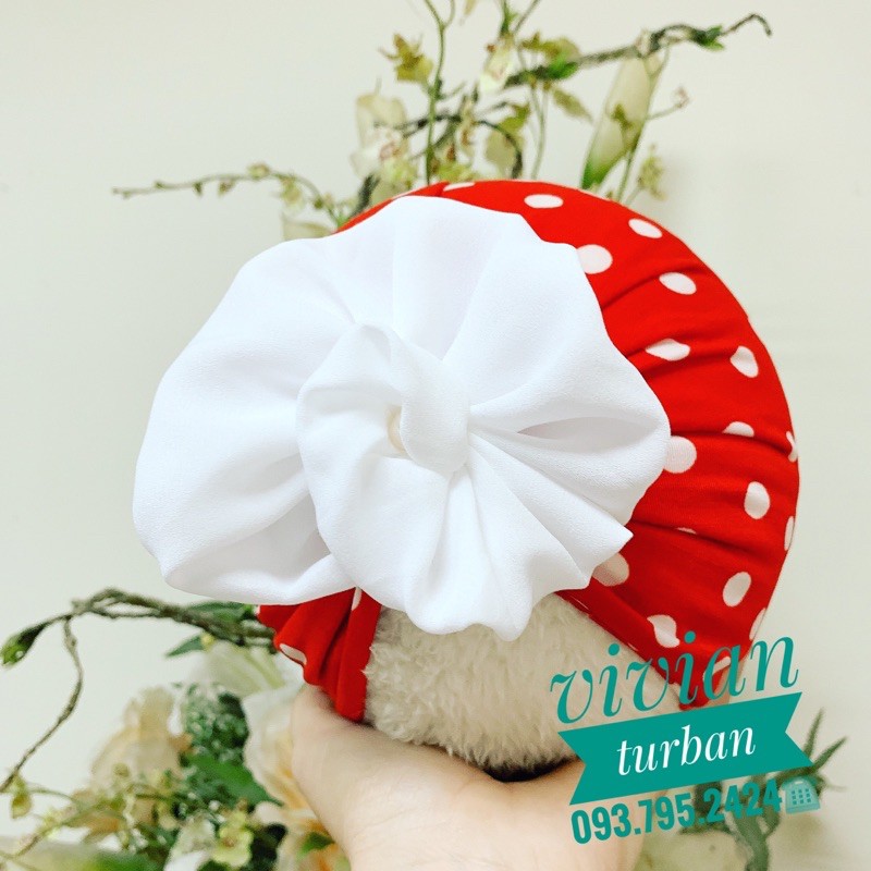 Turban chấm bi đo và trắng