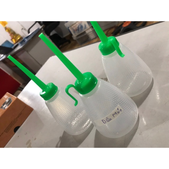 Vịt dầu có sẵn dầu máy may. 150ml