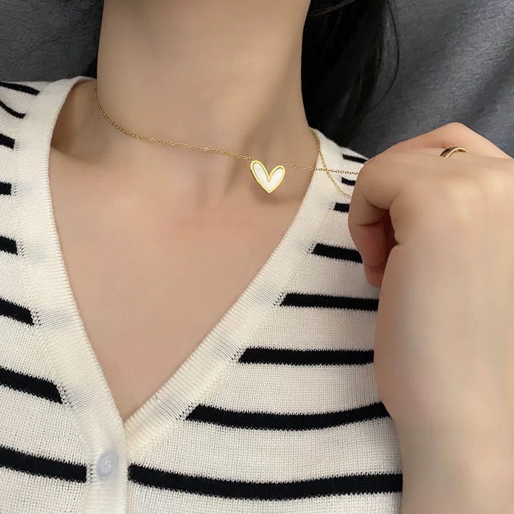 Dây chuyền bằng thép titan dính xà cừ thiết kế đơn giản sang trọng