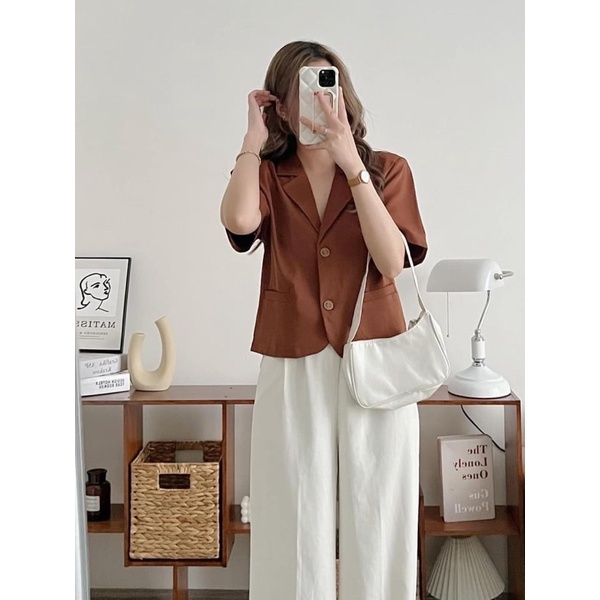 Áo blazer cộc tay độn vai dáng croptop hiện đại