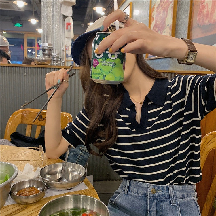 Áo Sweater Dệt Kim Tay Ngắn Cổ Chữ V Form Rộng Họa Tiết Kẻ Sọc