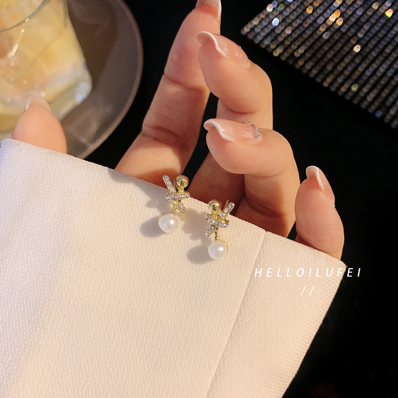 Khuyên Tai Đính Hạt Ngọc Trai Đơn Giản Và Thanh Lịch