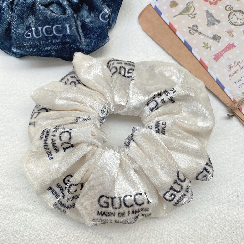 Cột tóc scrunchies vải nhung mịn , họa tiết gucci trắng đen