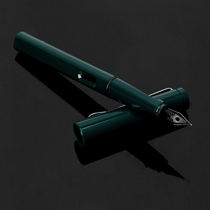Bút máy viết mực xanh có thể dùng làm quà tặng
