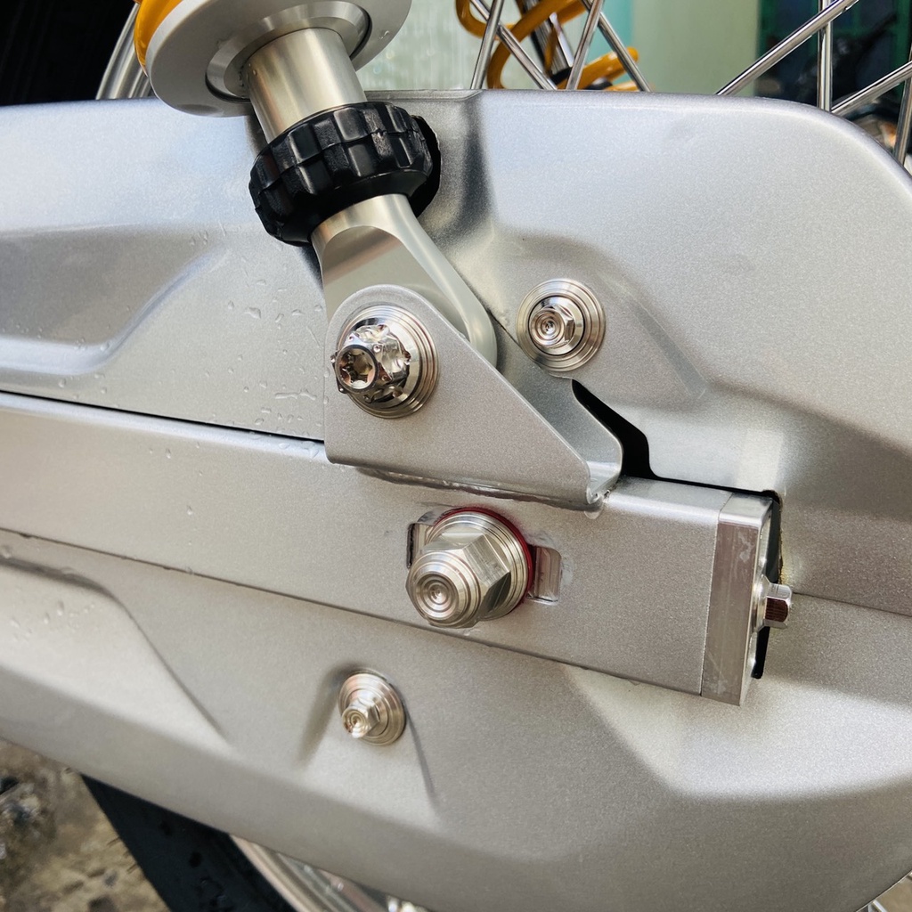 Bộ ốc máy inox SALAYA MẪU THÁI V2 lắp nhiều loại xe máy bao sáng bóng trọn đời