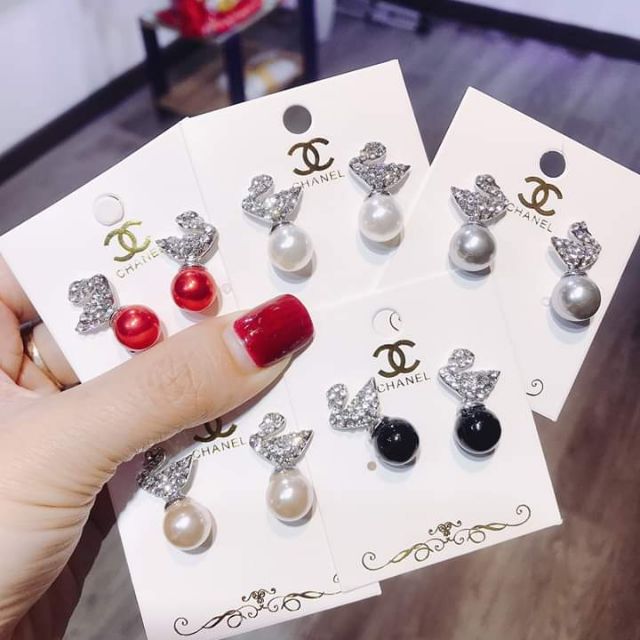 Sát tai châu ,thiên nga đá còn 3 màu đen. Trắng , đỏ