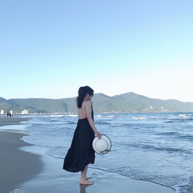 Váy hở lưng đi biển