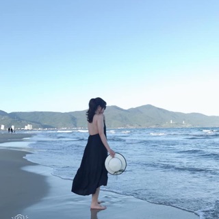 Váy hở lưng đi biển