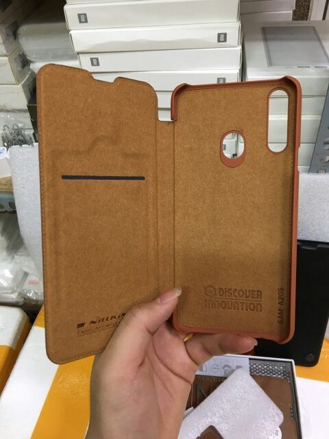 Bao da Nillkin Qin Cho Samsung A20S 2019 Có khe cắm thẻ ( Chính Hãng )