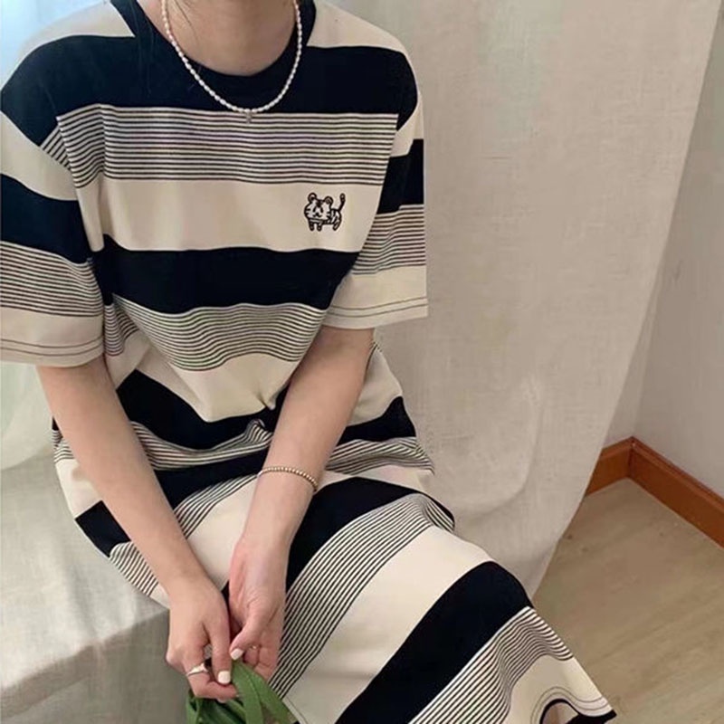 Đầm IELGY mỏng dáng rộng xẻ tà hoạ tiết kẻ sọc cổ điển cho nữ