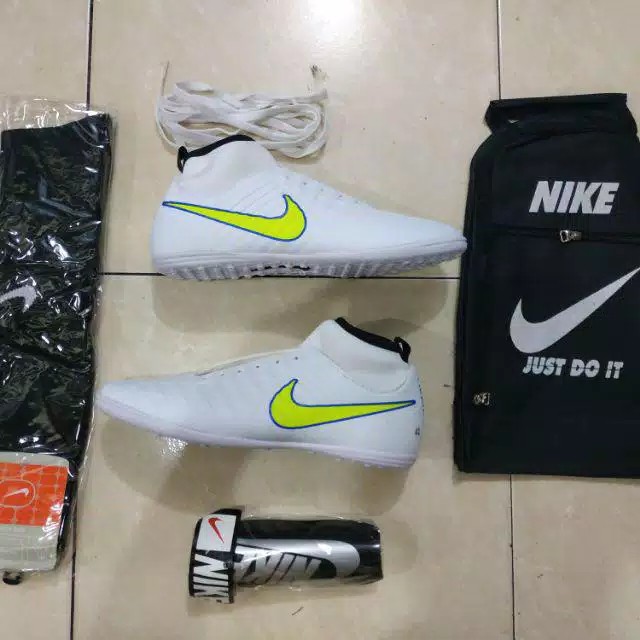 Giày bốt Nike Mercurial thiết kế năng động cá tính