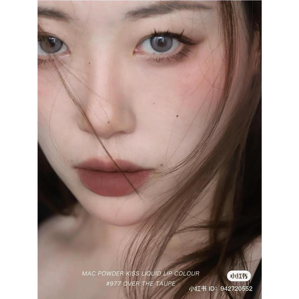 Son kem MAC Powder Kiss Liquid - 996 Date-Maker