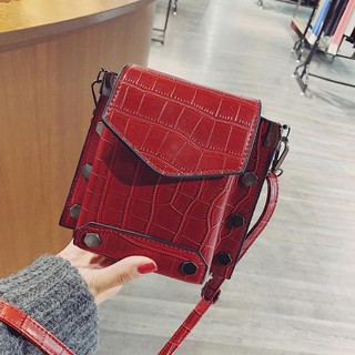 Túi xách da đính đinh tán cho nữ