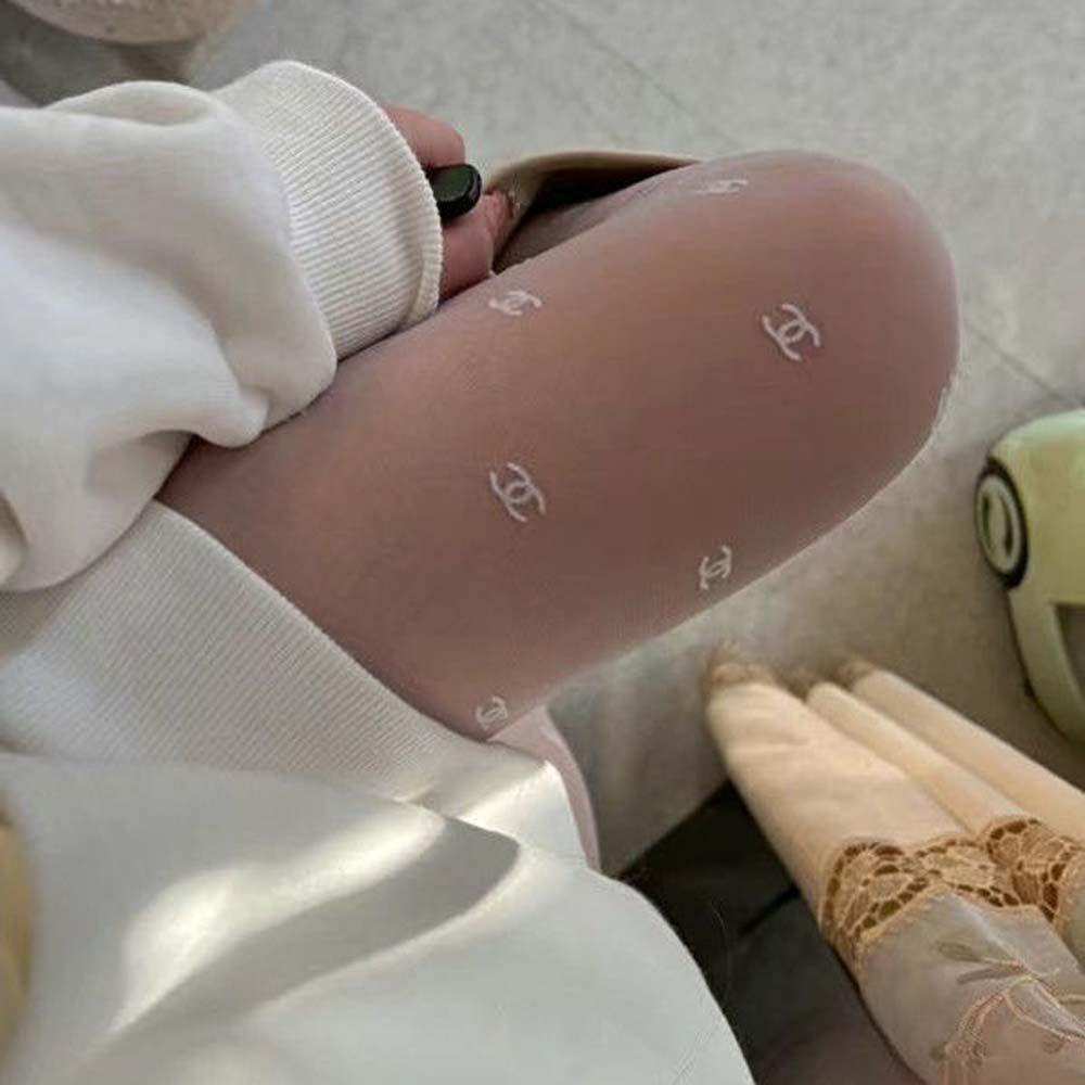 Đôi Tất Lưới Đen Thêu Chữ C Quyến Rũ Cho Nữ