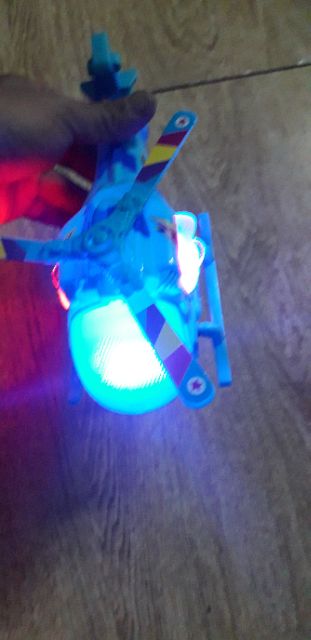 Chiếc trực thăng có nhạc và đèn led rất đẹp tặng kèm pin