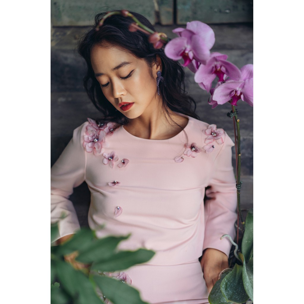 Áo croptop đính hoa lan nữ IVY moda MS 17C5860