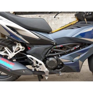 Bộ ốp hông sườn xe Winner X bằng nhựa.