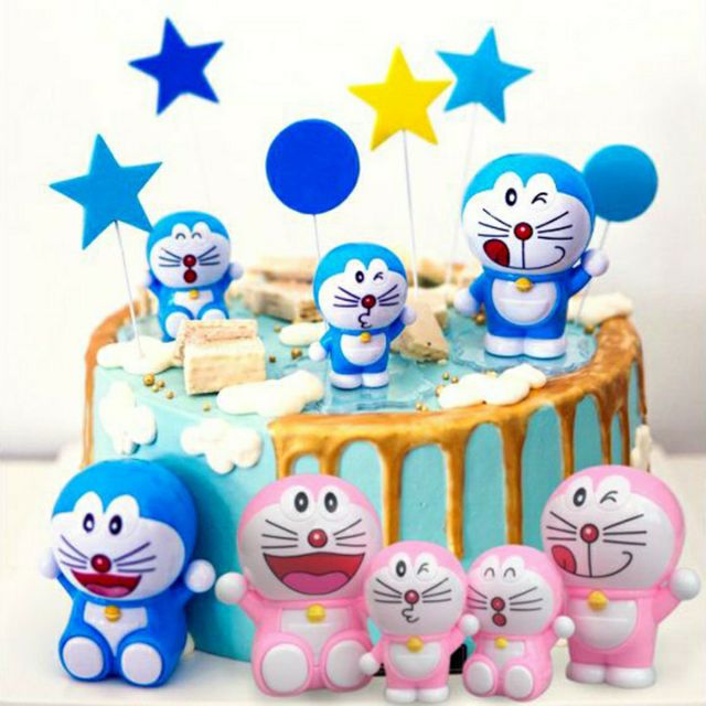 Túi 4 mèo Doraemon trang trí bánh kem trưng bày trong phòng cực xinh