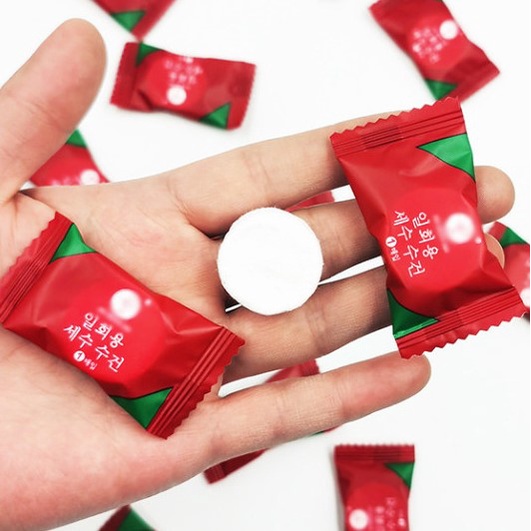 Túi 20 Khăn Giấy Nén Vỏ Đỏ Dạng Viên Kẹo Nhỏ Gọn Tiện Dụng