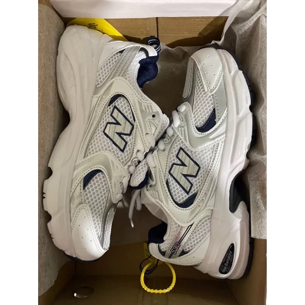 Giày thể thao unisex dành cho cả nam và nữ 2023