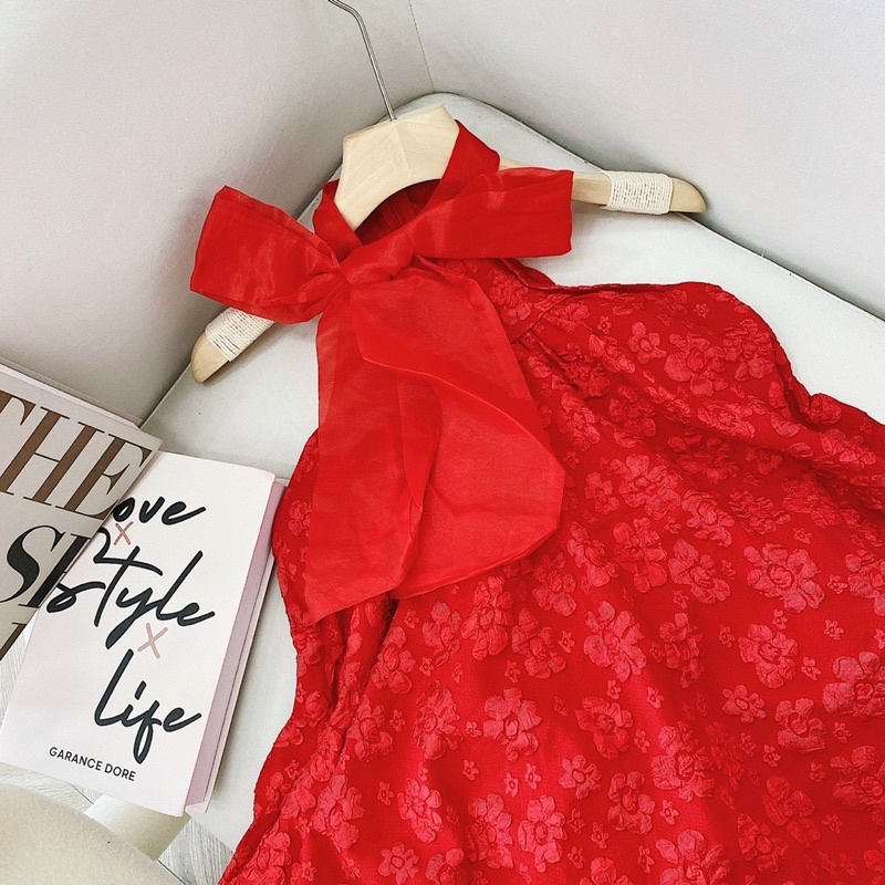 Đầm yếm đỏ chất gấm dập hoa nổi form chuẩn dễ thương tôn dáng | BigBuy360 - bigbuy360.vn