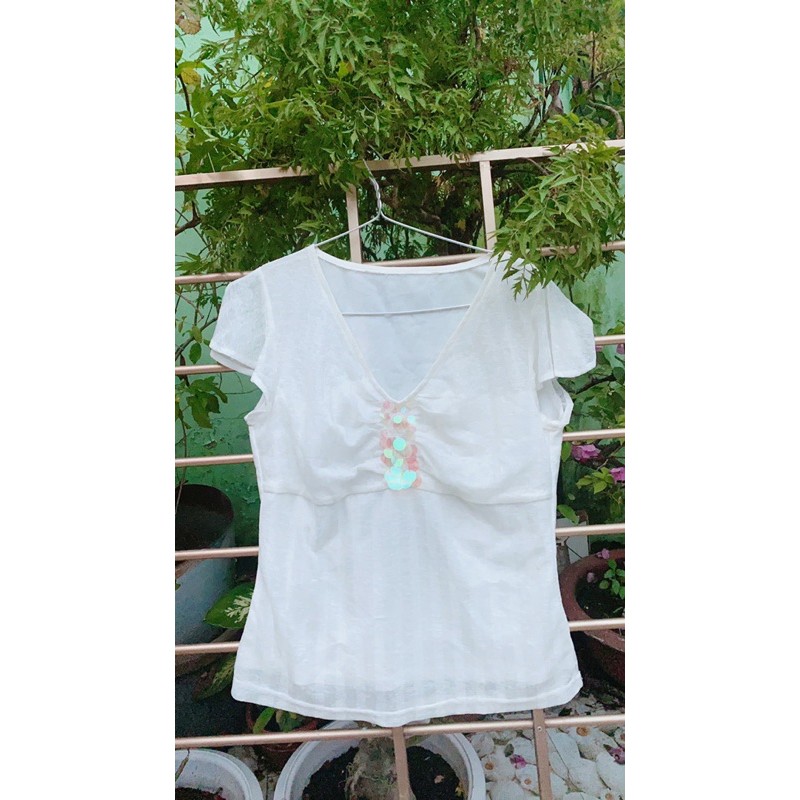 Áo thun trắng mịn cổ v cực xinh. TA72