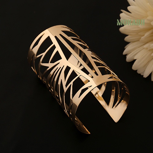 Vòng Tay Dạng Mở Họa Tiết Rỗng Màu Vàng Thời Trang