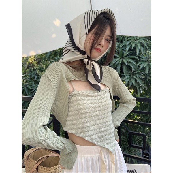 Set áo hai dây lệch tà và áo khoác ngoài có nút cài