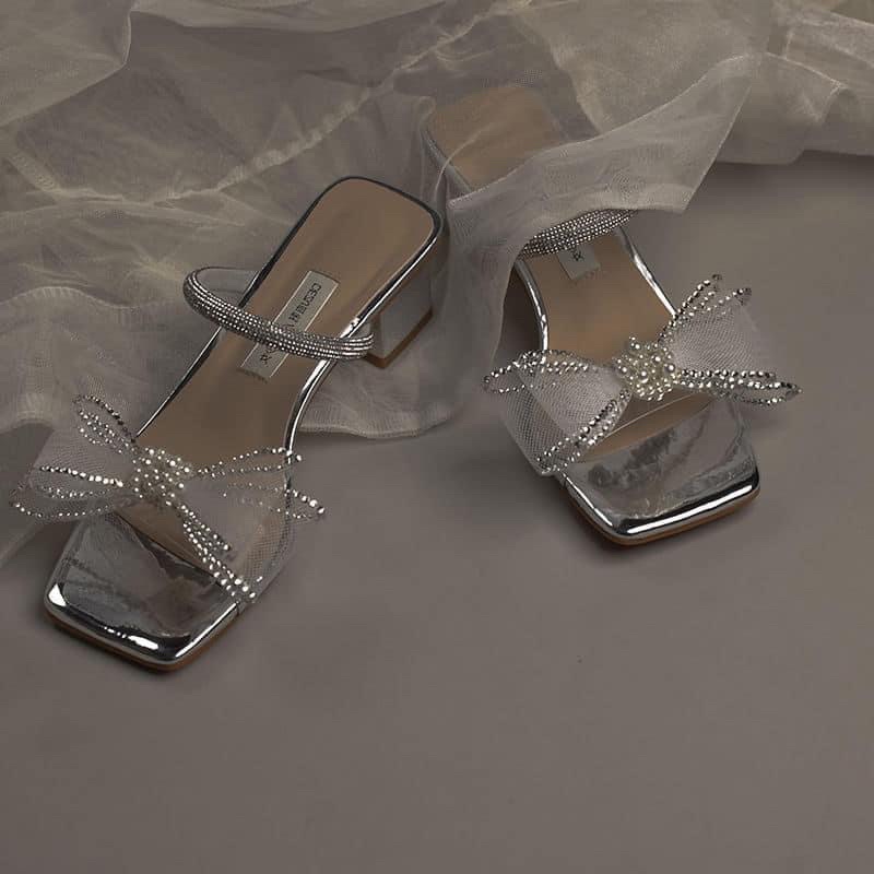 Sandal phối hoa nơ trắng bóng với thiết kế đầu mũi vuông phong cách tiểu thư