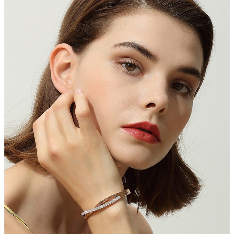 Vòng tay nữ titan cao cấp số la mã kết hợp đính đá siêu đẹp, bền màu, hợp thời trang