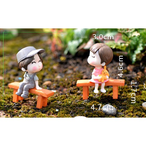 Cặp đôi trai gái ngồi ghế tiểu cảnh mini tiểu cảnh sen đá trang trí bể cá