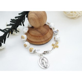 Vòng mân côi hạt sứ đính mề đay Huyền Nhiệm thiết kế handmade